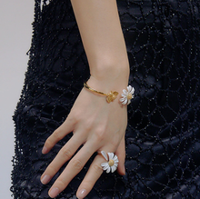 Load image into Gallery viewer, White Enamel Daisy Flower Vintage Elegant ring set