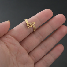 Load image into Gallery viewer, QUEEN NAME RING • PERSONALIZED GIFT FOR YOU (BEST FRIEND GIFT) JUST FOR U