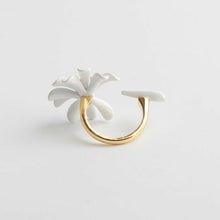 Load image into Gallery viewer, White Enamel Daisy Flower Vintage Elegant ring set