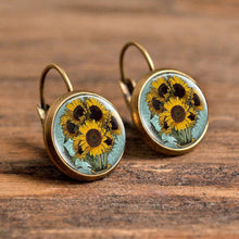 Load image into Gallery viewer, Vintage Flower Earrings