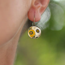Load image into Gallery viewer, Vintage Flower Earrings