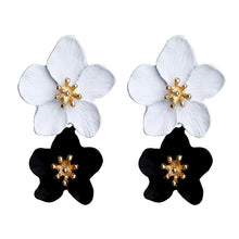 Load image into Gallery viewer, Orelia Flower Earrings