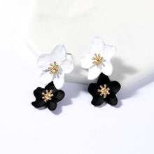 Load image into Gallery viewer, Orelia Flower Earrings