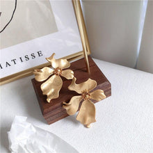 Load image into Gallery viewer, Geometric Flower Petal Earrings