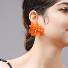 Load image into Gallery viewer, Flower Petal Earrings