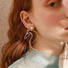 Load image into Gallery viewer, Gold Horse Pearl Earrings
