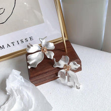 Load image into Gallery viewer, Geometric Flower Petal Earrings