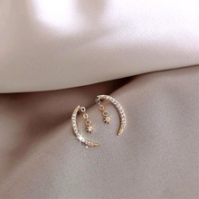 Load image into Gallery viewer, Delicate Crescent Moon Earrings