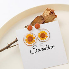 Load image into Gallery viewer, Dried Daisy Earrings