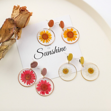 Load image into Gallery viewer, Dried Daisy Earrings
