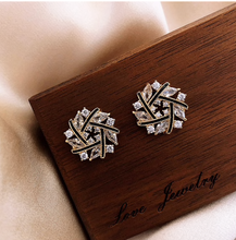 Load image into Gallery viewer, Black & Gold Flower Earrings