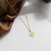 Load image into Gallery viewer, Daisy Pendant Necklace