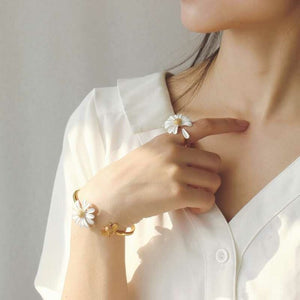 White Enamel Daisy Flower Vintage Elegant ring set