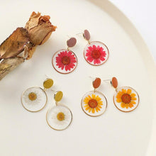 Load image into Gallery viewer, Dried Daisy Earrings
