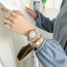 Load image into Gallery viewer, Daisy Flower Vintage Elegant Watch
