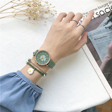 Load image into Gallery viewer, Daisy Flower Vintage Elegant Watch
